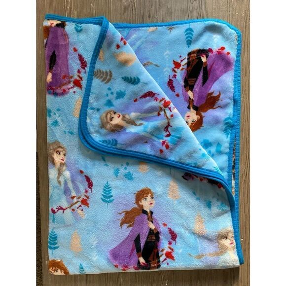 Frozen II Gazing Girls 40x47” Kids Throw Blanket - Picture 1 of 5